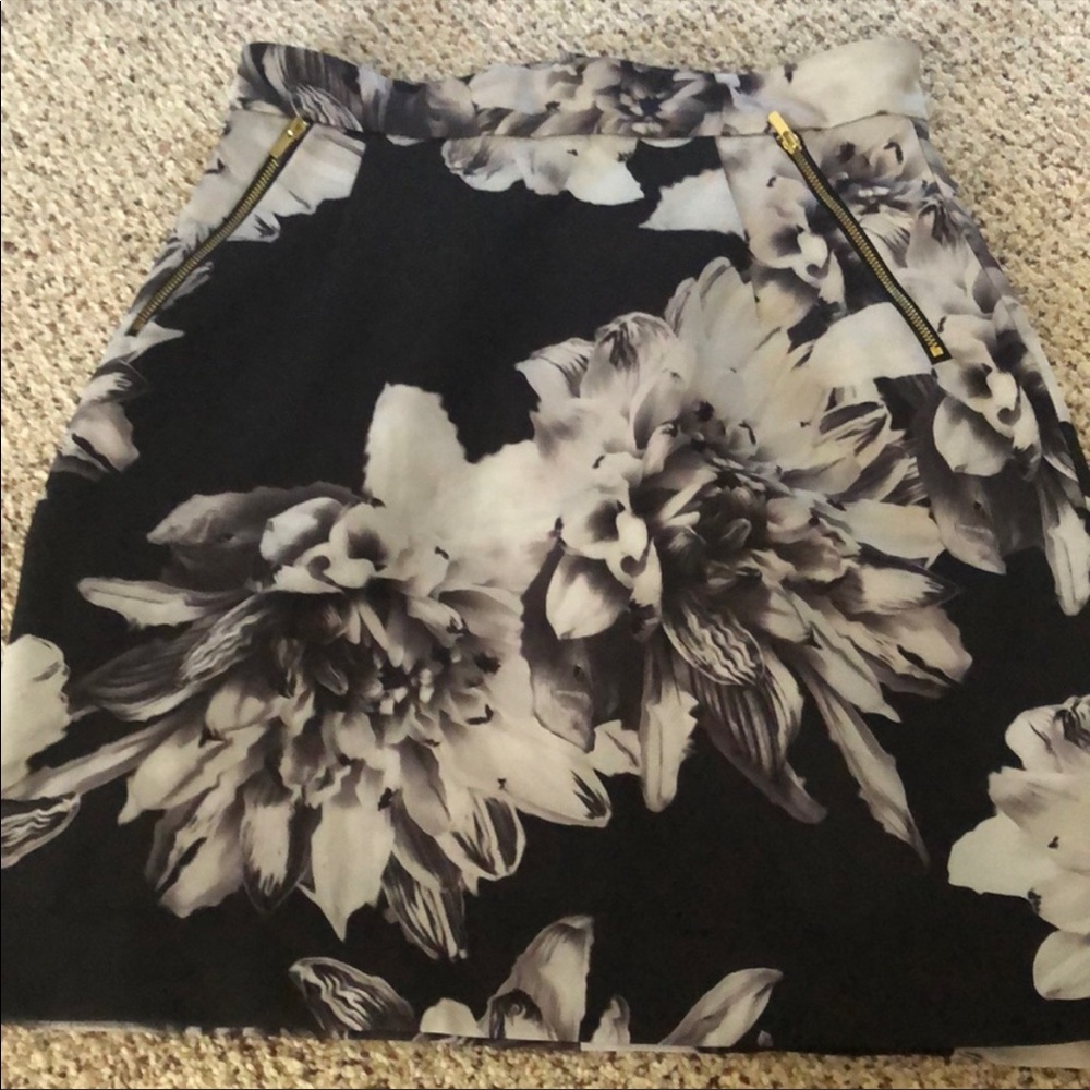 Cute Size 8 H&M skirt w/ zippered pockets ❤️